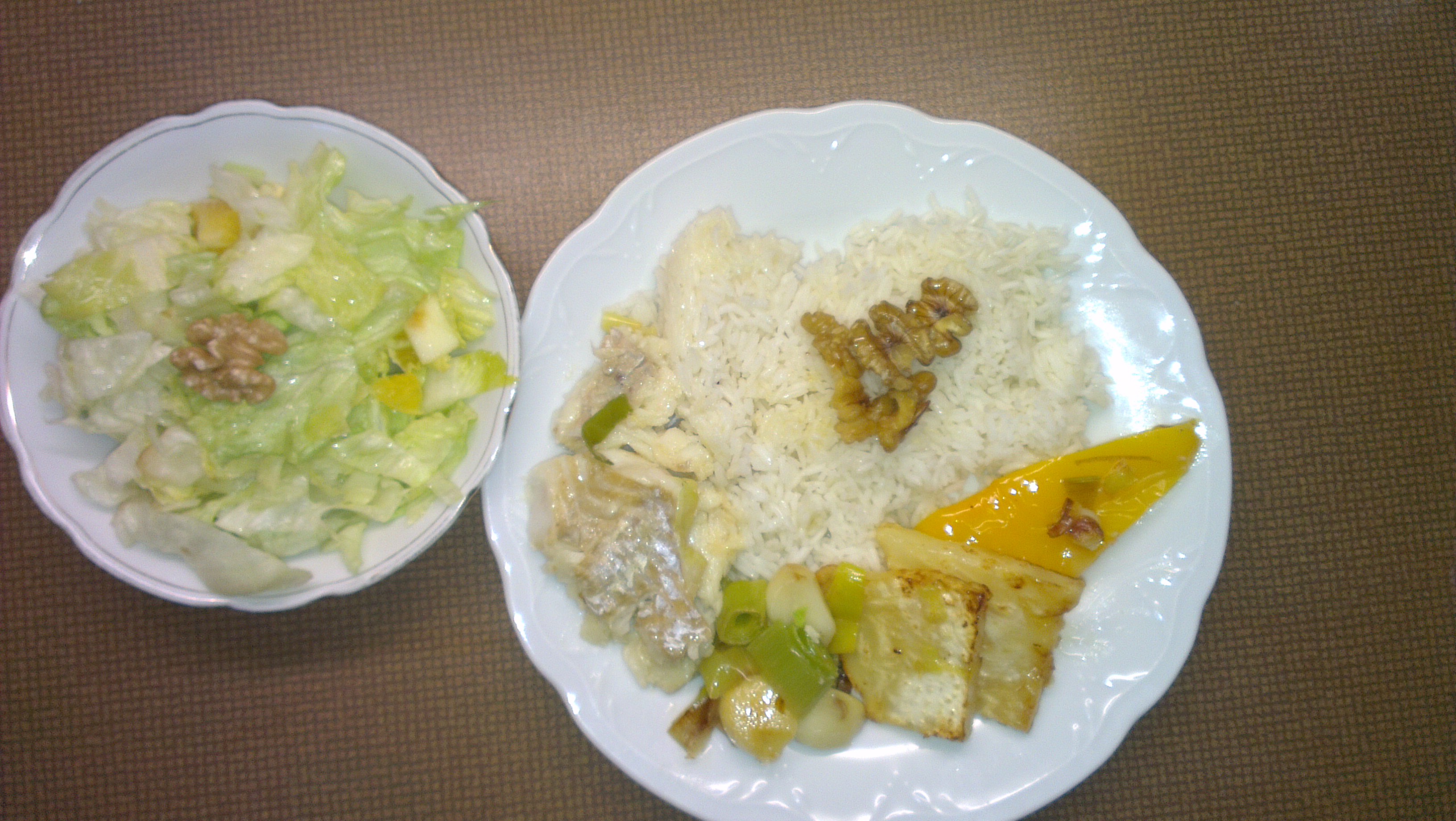 ryba, pórek, paprika, celer, česnek a rýže s ořechy a ledový salát s jablkem