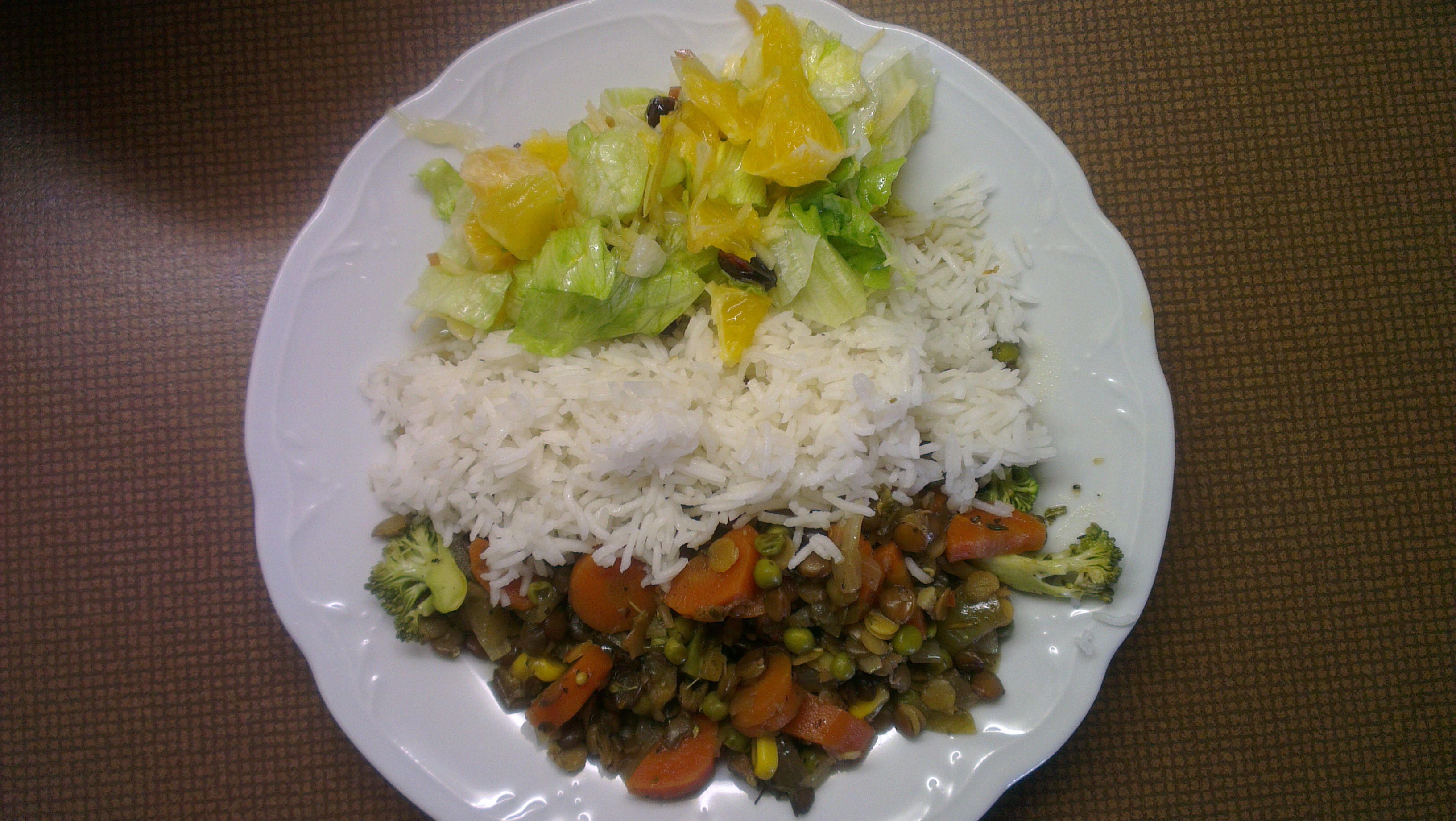 dušená zelenina s čočkou, rýže Basmati, ledový salát a jablky a pomerančem