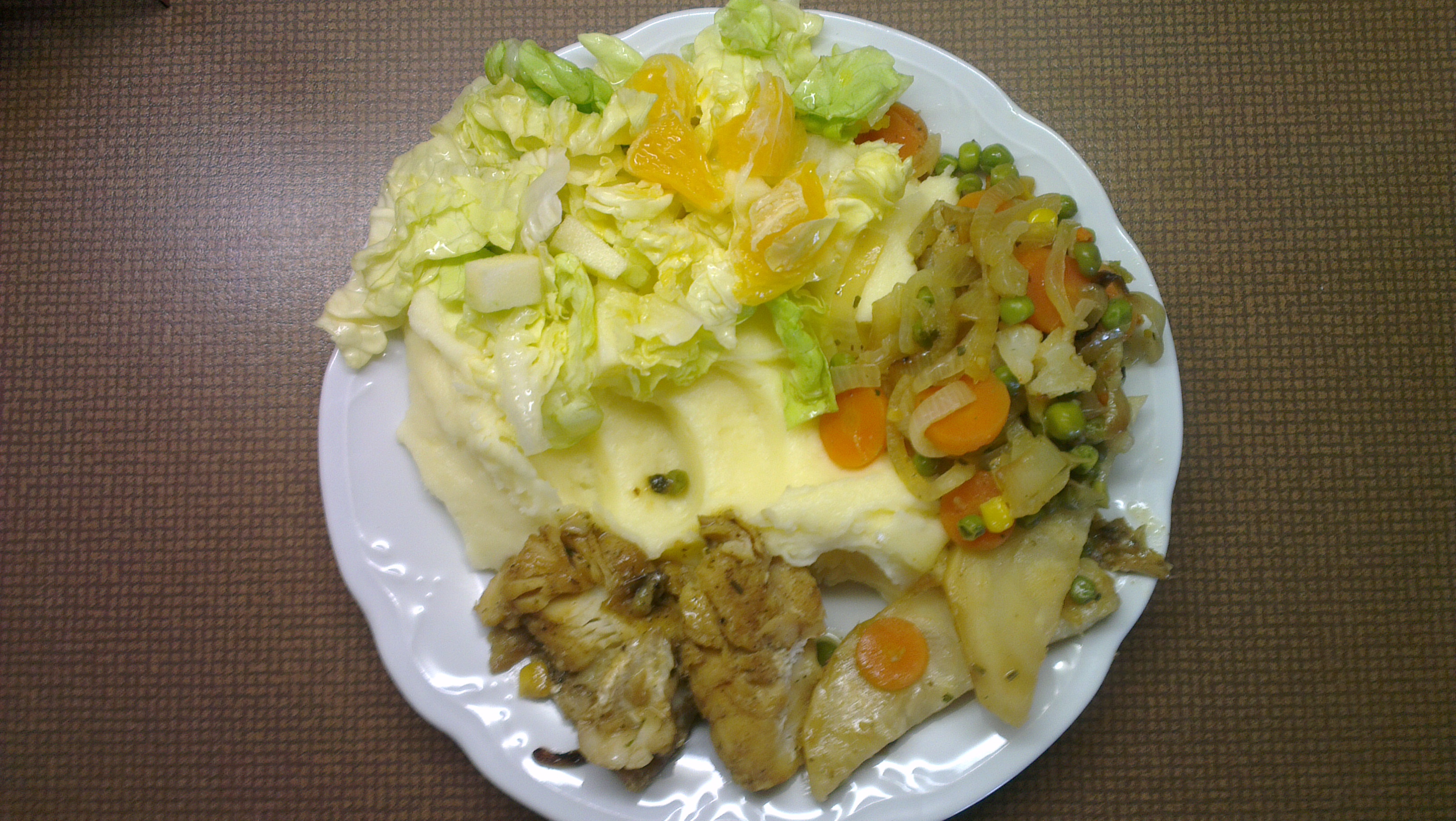 ryba a celer opečený, dušená zelenina, bramborová kaše, ledový salát s pomerančem