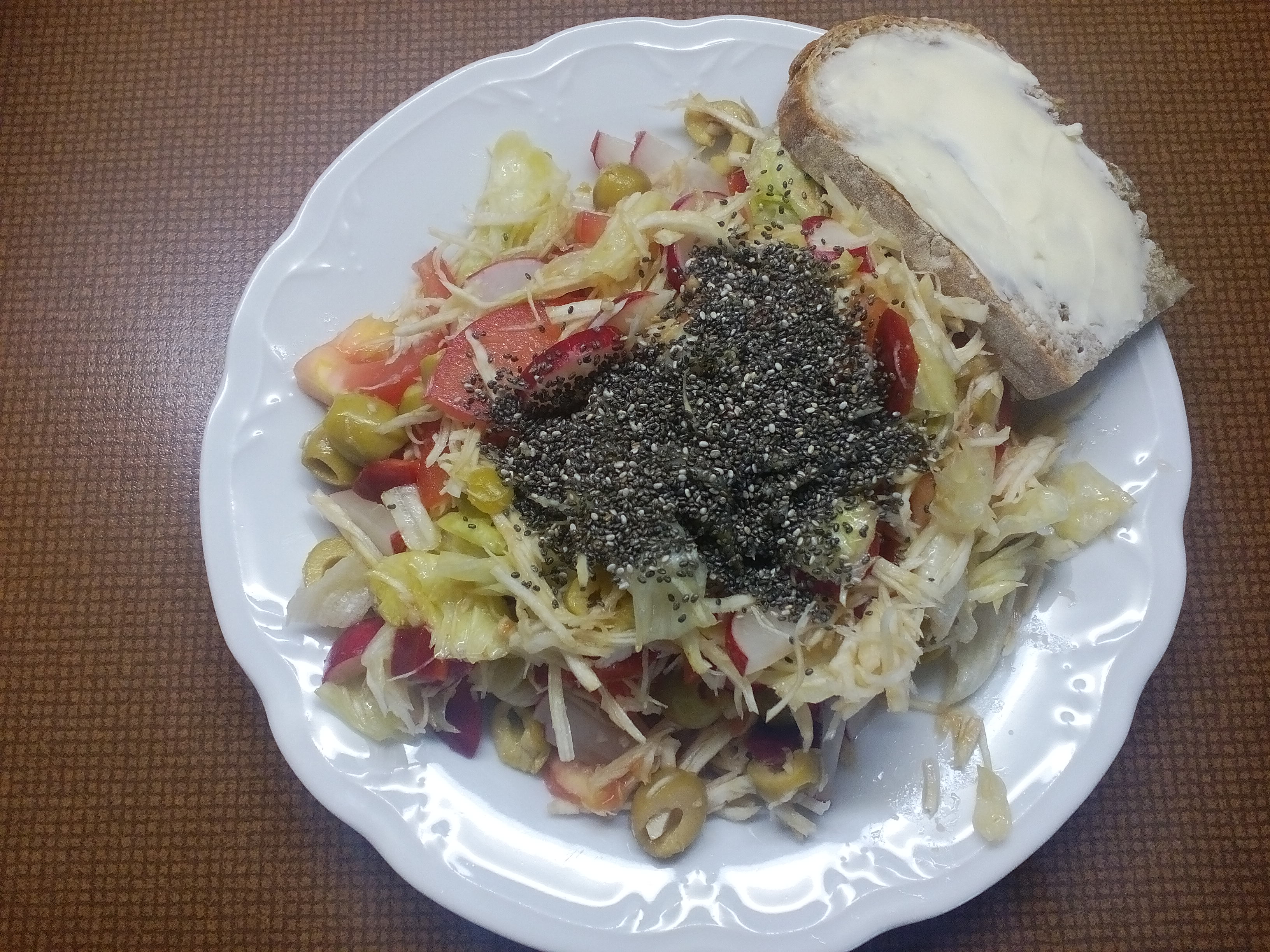 zeleninový salát s olivami a chia semínky + chleba s  máslem