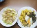 listový špenát na pórku, sázené vejce, vařené brambory + ledový salát s čekankou a seminky